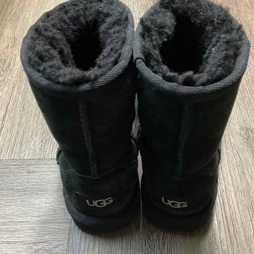 UGG Boots Sheepskin Suede Kids 11 Black Unisex Sporty Comfy Winter Ski Boho Chic